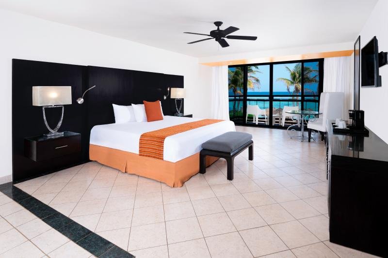 Habitacion Grand Ocean con cama King Size y hermosa vista en Hotel Grand Oasis Tulum