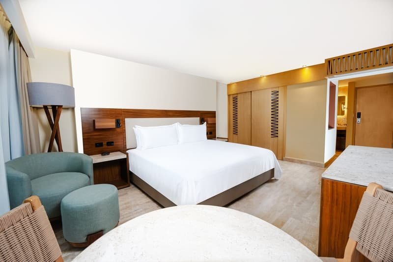 Habitación Estándar con cama King Size decorada en colores gris, rojo, negro y blanco en hotel Oh! T