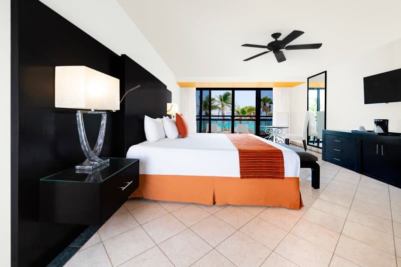 Habitacion Grand Ocean con cama King Size y hermosa vista en Hotel Grand Oasis Tulum