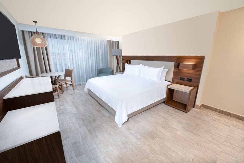 Habitación Estándar con cama King Size decorada en colores gris, rojo, negro y blanco en hotel Oh! T