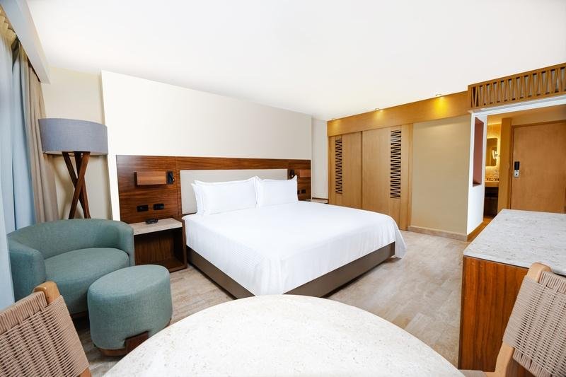 Habitación Estándar con cama King Size decorada en colores gris, rojo, negro y blanco en hotel Oh! T