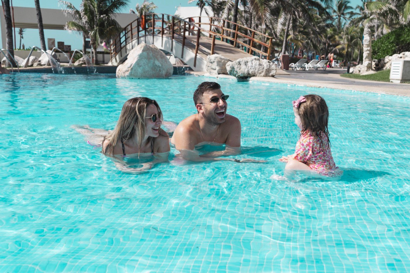 Swimming pool with palm trees at Hotel Grand Oasis Cancun