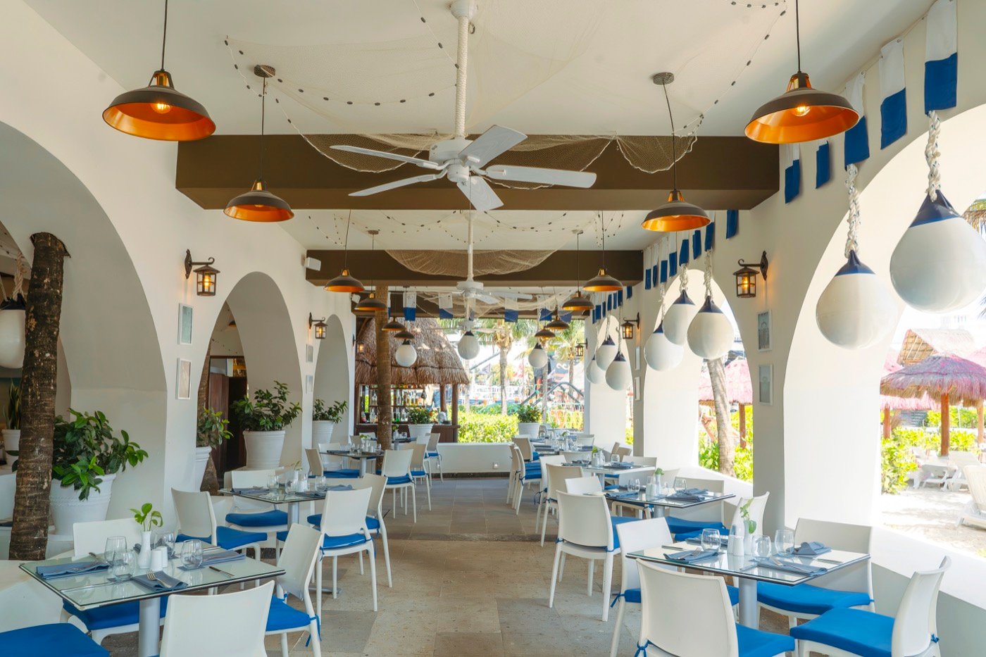 Bars & Restaurants of Grand Oasis Palm Hotel